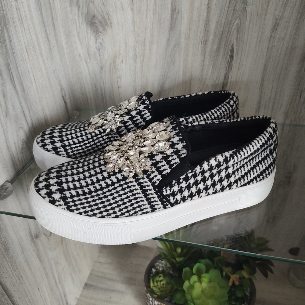 kate spade new yorkWomen's Gizelle EmbeElegant Black and White Slip-On Sneakers